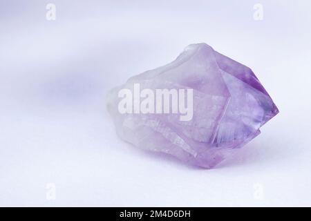 Macro gros plan photo en couleur de 'Amethyst point' une pierre précieuse semi-précieuse de cristal utilisée dans la thérapie de guérison de cristal. Quartz - oxyde de silicium Banque D'Images