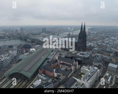 Cologne, 11th décembre 2022, Allemagne. Vue aérienne du centre-ville de Cologne. Le rhin, la ligne d'horizon, la cathédrale de Cologne et le Banque D'Images