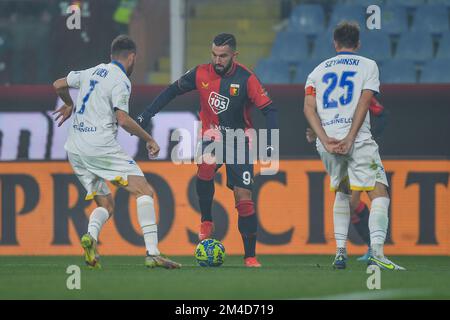 Stade Luigi Ferraris, Gênes, Italie, 18 décembre 2022, Marcus Christer Rohden (Frosinone) - Massimo Coda (Gênes) - Przemyslaw Szyminski (Frosinone) pendant Gênes CFC contre Frosinone Calcio - football italien Serie B match Banque D'Images