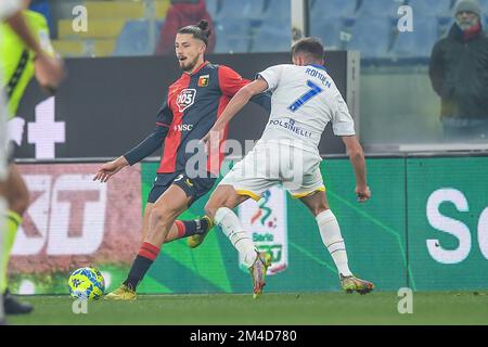 Stade Luigi Ferraris, Gênes, Italie, 18 décembre 2022, Radu Matei Dragusin (Gênes) - Marcus Christer Rohden (Frosinone) pendant le match CFC contre Frosinone Calcio - football italien série B. Banque D'Images