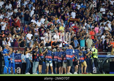 BARCELONE - SEP 7 : les photographes prennent des photos avant le match de la Ligue des Champions entre le FC Barcelone et Viktoria Plzen au Spotify Camp Nou Sta Banque D'Images