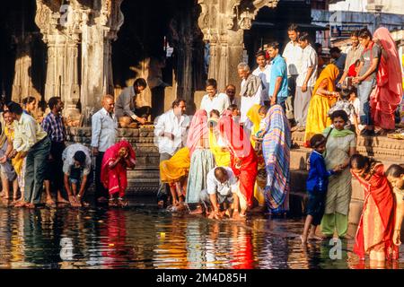 Pèlerins bain dans la source du fleuve sacré pour laver sinns Godavari Banque D'Images