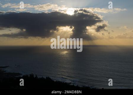 La lumière du soleil traversant les nuages sur l'océan Banque D'Images