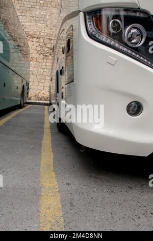 Vue à angle bas d'un parking de bus. Vue rapprochée du bus Banque D'Images