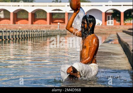 Homme Saint prenant bain dans le réservoir de Kurukshetra, le lieu de la bataille de Mahabharatha Banque D'Images