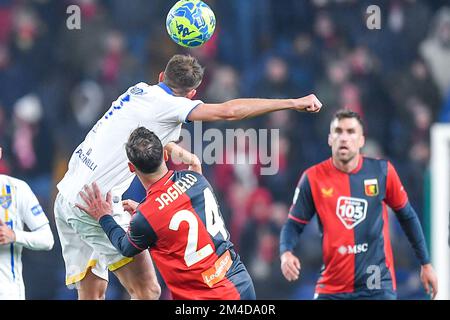 Stade Luigi Ferraris, Gênes, Italie, 18 décembre 2022, Marcus Christer Rohden FVR - Filip Wojciech Jagiello (Gênes) - Kevin Johannes Willem Strootman (Gênes) pendant le match CFC contre Frosinone Calcio - football italien Serie B. Banque D'Images