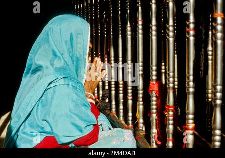 Femme priant à un temple dans la place sainte Baba RAM Dev Banque D'Images