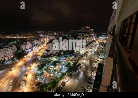 Vue panoramique sur les bâtiments du centre-ville de Tanger la nuit Banque D'Images