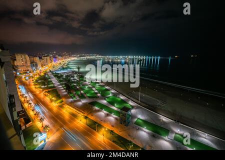 Vue panoramique sur les bâtiments du centre-ville de Tanger la nuit Banque D'Images