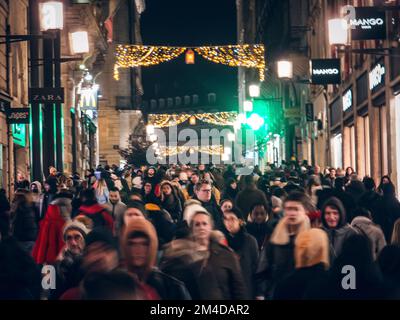 Les gens qui remplissent les rues dans les magasins de Noël. Banque D'Images