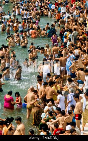 Millièmes de personnes prenant le bain à Har-Ki-Pauri-Ghat, la célèbre station balnéaire-ghat à Haridwar Banque D'Images