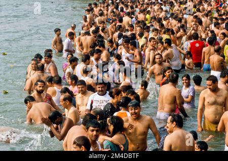 Millièmes de personnes prenant le bain à Har-Ki-Pauri-Ghat, la célèbre station balnéaire-ghat à Haridwar Banque D'Images