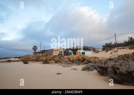 Paysage côtier avec garages pour bateaux sur la plage de l'île de Porto Santo dans l'archipel de Madère, Portugal Banque D'Images