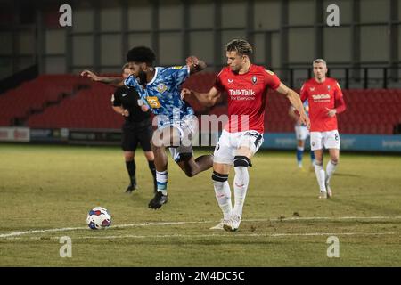 Salford, Royaume-Uni. 20th décembre 2022. Port Vales #22 Ellis Harrison tient le ballon en haut de Salfords #42 Theo Vassell lors du match EFL Sky Bet League 2 entre Salford City et Port Vale au stade Peninsula, à Salford, en Angleterre, le 20 décembre 2022. Photo de Simon Hall. Utilisation éditoriale uniquement, licence requise pour une utilisation commerciale. Aucune utilisation dans les Paris, les jeux ou les publications d'un seul club/ligue/joueur. Crédit : UK Sports pics Ltd/Alay Live News Banque D'Images