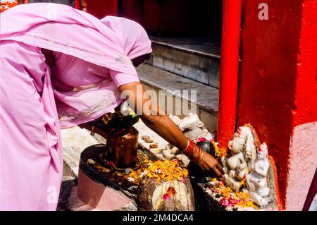 Pèlerins priant à Shiva à Har-Ki-Pauri-Ghat à Haridwar Banque D'Images