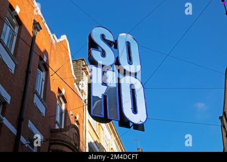 Giant Soho signe des lettres bleues contre le ciel bleu copyspace copie espace près de Carnaby Street destination touristique district dans West End Londres UK KATHY DEWITT Banque D'Images