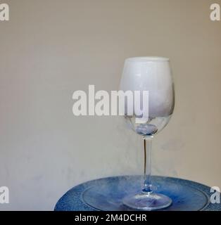 Gros plan en verre avec gros plan blanc brouillard. Réaction chimique de la glace sèche avec de l'eau. Banque D'Images