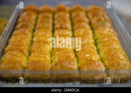 Pistache baklava dans un plat de cuisson. Saveurs traditionnelles du Moyen-Orient. Le nom local de Baklava est Fistikli Baklava. Banque D'Images