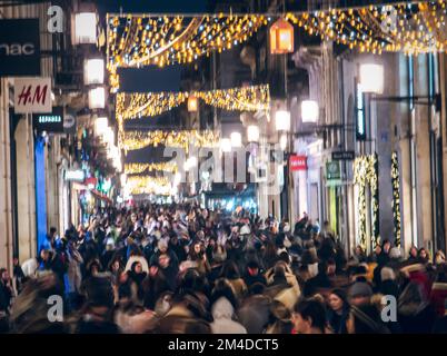Les gens qui remplissent les rues dans les magasins de Noël. Banque D'Images