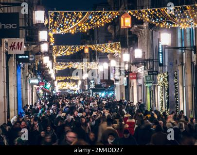 Les gens qui remplissent les rues dans les magasins de Noël. Banque D'Images