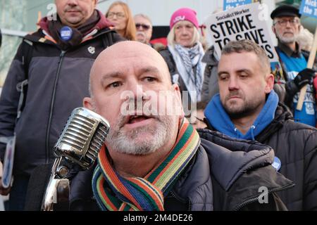 Londres, Royaume-Uni. 20th décembre 2022. Un rassemblement de solidarité du NHS et une marche ont eu lieu alors que les infirmières ont entrepris une action de grève dans le cadre d'un conflit sur la paie et la sécurité des patients, et que le personnel ambulancier devait sortir demain. Les travailleurs de la santé et les partisans de nombreuses organisations ont défilé de l'hôpital universitaire (UCLH) jusqu'à Downing Street. Crédit : onzième heure Photographie/Alamy Live News Banque D'Images