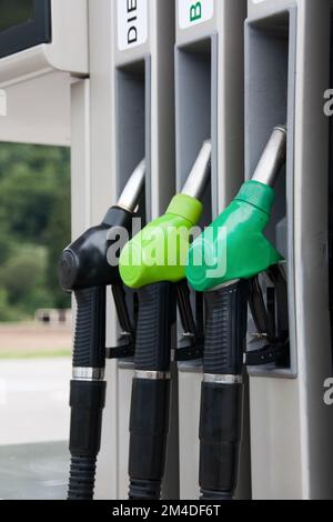 Pistolets à carburant pour différentes essences à la station-service Banque D'Images