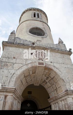 La façade et l'entrée de l'église historique de Saint François Xavier dans le village d'Easo sur l'île de Lifou (Nouvelle-Calédonie). Banque D'Images