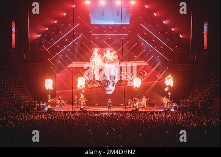 Turin, Italie. 18th décembre 2022. Le rappeur italien Maurizio Pisciottu aka Salmo se présentant en direct sur scène pour son concert de tournée « FLOP » à Turin au Pala Alpitour devant un lieu complet. (Photo par Alessandro Bosio/Pacific Press) crédit: Pacific Press Media production Corp./Alay Live News Banque D'Images