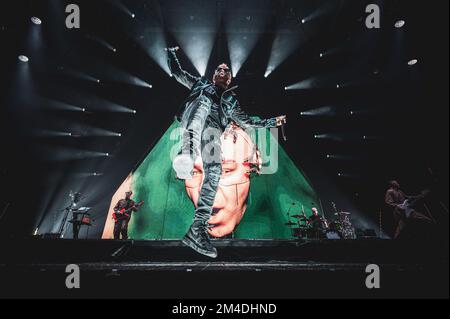 Turin, Italie. 18th décembre 2022. Le rappeur italien Maurizio Pisciottu aka Salmo se présentant en direct sur scène pour son concert de tournée « FLOP » à Turin au Pala Alpitour devant un lieu complet. (Photo par Alessandro Bosio/Pacific Press) crédit: Pacific Press Media production Corp./Alay Live News Banque D'Images