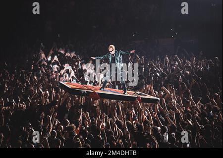 Turin, Italie. 18th décembre 2022. Le rappeur italien Maurizio Pisciottu aka Salmo se présentant en direct sur scène pour son concert de tournée « FLOP » à Turin au Pala Alpitour devant un lieu complet. (Photo par Alessandro Bosio/Pacific Press) crédit: Pacific Press Media production Corp./Alay Live News Banque D'Images