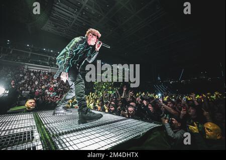 Turin, Italie. 18th décembre 2022. Le rappeur italien Maurizio Pisciottu aka Salmo se présentant en direct sur scène pour son concert de tournée « FLOP » à Turin au Pala Alpitour devant un lieu complet. (Photo par Alessandro Bosio/Pacific Press) crédit: Pacific Press Media production Corp./Alay Live News Banque D'Images