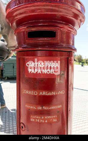 Boîte postale rouge à Buenos Aires, Argentine avec autocollant annonçant « lettres pour le Père Noël » Banque D'Images