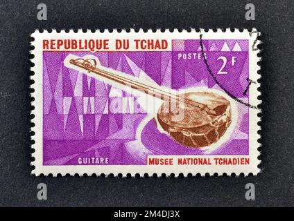 Timbre-poste annulé imprimé par Chad, qui montre Guitar, vers 1965. Banque D'Images