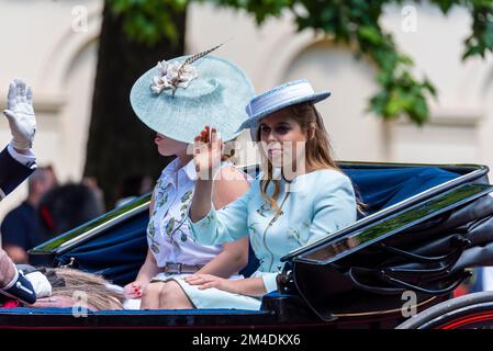 Princesse Beatrice de York, dans une calèche avec soeur Eugenie à Trooping The Color 2017, The Mall, Londres, Royaume-Uni. Maintenant Mme Edoardo Mapelli Mozzi Banque D'Images