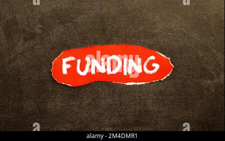 Symbole de financement. Concept Word financement sur des cubes en bois. Magnifique fond blanc. Concept d'entreprise et de financement. Copier l'espace. Banque D'Images