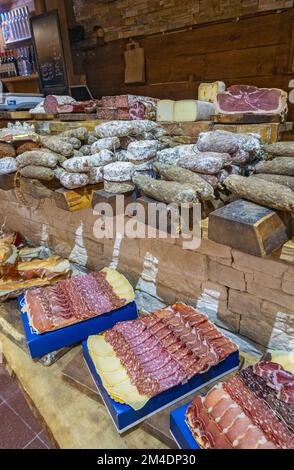 France, Sète, les Halles de Sète, marché, rue Gambetta, distributeur de saucisses et de jambon Banque D'Images