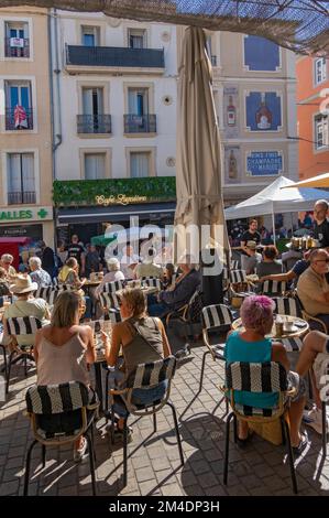 France, Sète, café lumière en face des Halles de Sète, marché Banque D'Images