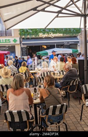 France, Sète, café lumière en face des Halles de Sète, marché Banque D'Images