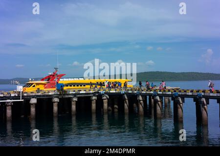 Le ferry qui prend les gens de Kupang à Rote. Banque D'Images