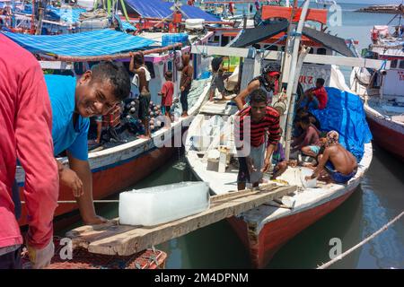 Chargement de glace sur un bateau de pêche dans le port de pêche de Kupang. Banque D'Images