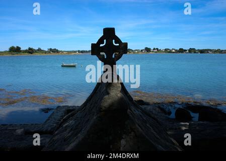 Croix celtique sur la baie de l'Etel (Ria d'Etel) Bretagne, Morbihan Banque D'Images