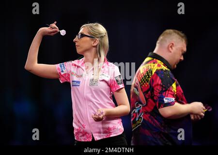 Le Fallon Sherrock d'Angleterre en action contre Ricky Evans d'Angleterre pendant le sixième jour du Championnat du monde des fléchettes de Cazoo à Alexandra Palace, Londres. Date de la photo: Mardi 20 décembre 2022. Banque D'Images