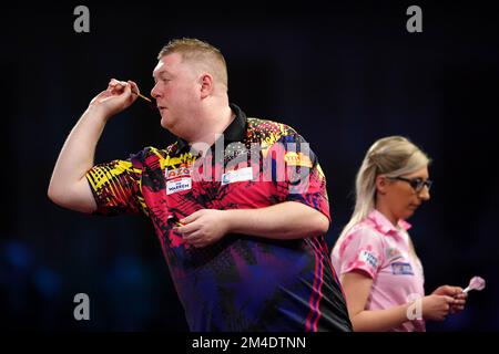 Le Ricky Evans d'Angleterre en action contre le Sherrock de Fallon d'Angleterre pendant le sixième jour du Championnat du monde des fléchettes de Cazoo à Alexandra Palace, Londres. Date de la photo: Mardi 20 décembre 2022. Banque D'Images