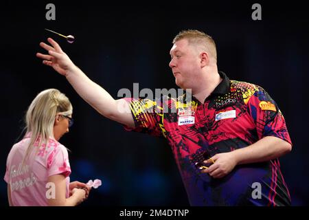 Le Ricky Evans d'Angleterre en action contre le Sherrock de Fallon d'Angleterre pendant le sixième jour du Championnat du monde des fléchettes de Cazoo à Alexandra Palace, Londres. Date de la photo: Mardi 20 décembre 2022. Banque D'Images