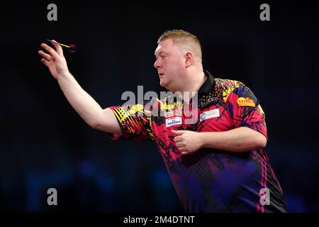 Le Ricky Evans d'Angleterre en action contre le Sherrock de Fallon d'Angleterre pendant le sixième jour du Championnat du monde des fléchettes de Cazoo à Alexandra Palace, Londres. Date de la photo: Mardi 20 décembre 2022. Banque D'Images