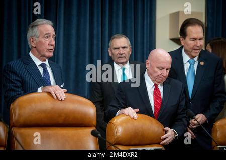 House Ways and Means Committee Président Représentant des États-Unis Richard Neal (démocrate du Massachusetts), gauche, et House Ways and Means Ranking membre Représentant des États-Unis Kevin Brady (républicain du Texas), centre, Et le représentant des États-Unis Vern Buchanan (républicain de Floride), à droite, arrivent pour une réunion de la Chambre sur les voies et moyens d'affaires concernant âConsideration des documents protégés en vertu de la section 6103â du Code du revenu interne dans le bâtiment de la Maison de Longworth à Washington, DC, Tuesday, 20 décembre 2022. Crédit : Rod Lamkey/CNP Banque D'Images