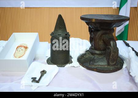 Abuja, Nigéria. 20th décembre 2022. Les bronzes du Bénin sont stockés au Ministère des affaires étrangères à Abuja, la capitale du Nigéria. Avec les bronzes du Bénin de 21, l'Allemagne retourne pour la première fois un Trésor culturel précieux de l'époque coloniale au Nigeria. Credit: Annette Riedl/dpa/Alay Live News Banque D'Images