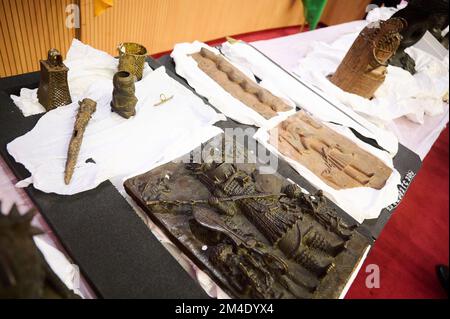 Abuja, Nigéria. 20th décembre 2022. Les bronzes du Bénin sont stockés au Ministère des affaires étrangères à Abuja, la capitale du Nigéria. Avec les bronzes du Bénin de 21, l'Allemagne retourne pour la première fois un Trésor culturel précieux de l'époque coloniale au Nigeria. Credit: Annette Riedl/dpa/Alay Live News Banque D'Images