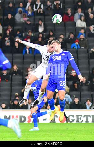 Dennis Praet (26 Leicester City) est à la tête du bal lors du match rond de la Carabao Cup 4th entre MK Dons et Leicester City au stade MK, Milton Keynes, le mardi 20th décembre 2022. (Crédit : Kevin Hodgson | ACTUALITÉS MI) crédit : ACTUALITÉS MI et sport /Actualités Alay Live Banque D'Images