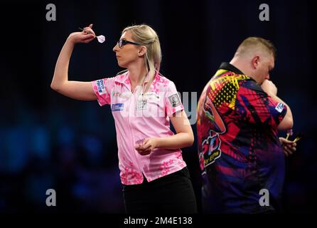 Le Fallon Sherrock d'Angleterre en action contre Ricky Evans d'Angleterre pendant le sixième jour du Championnat du monde des fléchettes de Cazoo à Alexandra Palace, Londres. Date de la photo: Mardi 20 décembre 2022. Banque D'Images